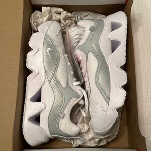 Women’s Nike RYZ 365 2. Size 8. White & metallic platinum.